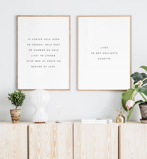 Plakater på væg med citater om livet