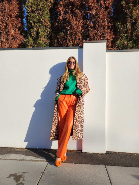 Bold Street Style Look with Leopard Print and Vibrant Colors