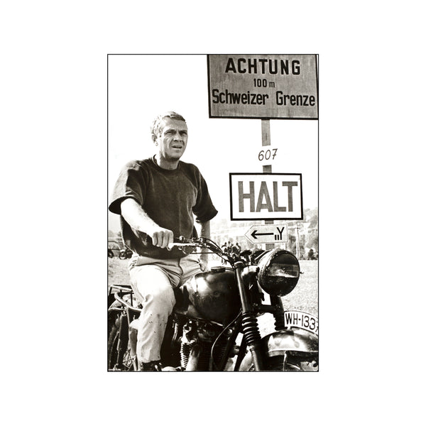 Steve McQueen in The Great Escape — Art print by Pyramid Posters from Poster & Frame