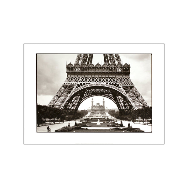 La tour eiffel et le vieux trocadero — Art print by Roger Violett from Poster & Frame