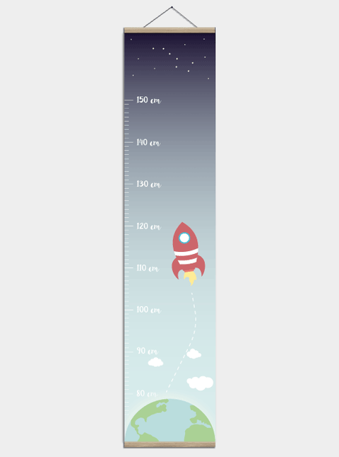 Målestok plakat – Rumraket børneplakat (inkl. magnetramme) — Art print by Citatplakat from Poster & Frame